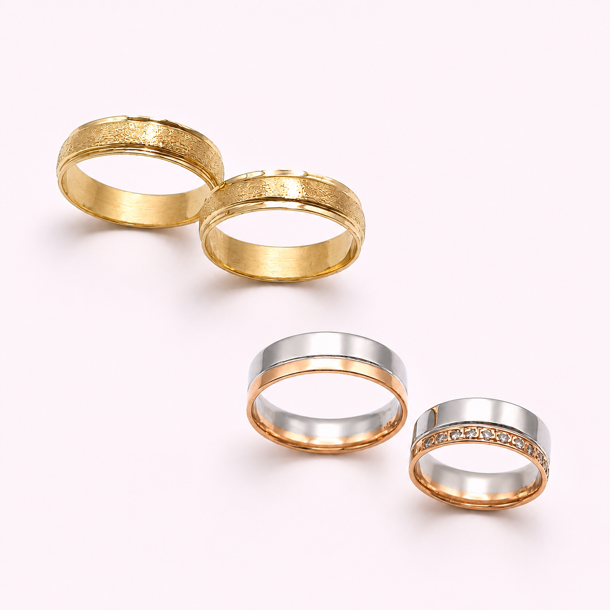 Composición de joyas hechas en el taller: aretes, dijes y pulseras